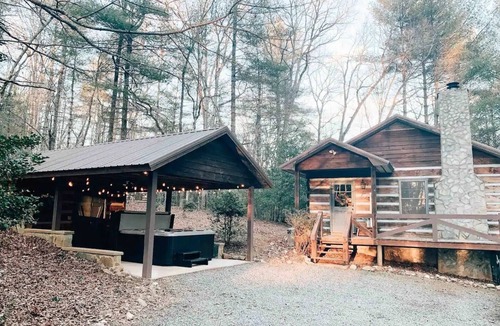 Dial Cabin | Cozy Cabin in woods with Hot Tub, Porch Swing Bed and Fire Pit in Aska Adventure