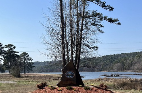 Clarksville Cabin | Cozy cabin on Lake Ludwig with a nice view of the lake. Pet friendly!