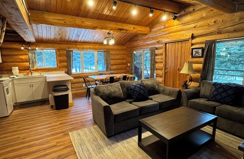 Cooper Landing Cabin | Cozy Cabin on the Kenai River