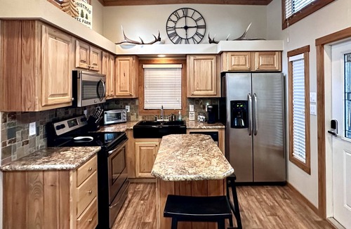 Lindale Cabin | Cozy cabin on the edge of the woods yet close to downtown Lindale.