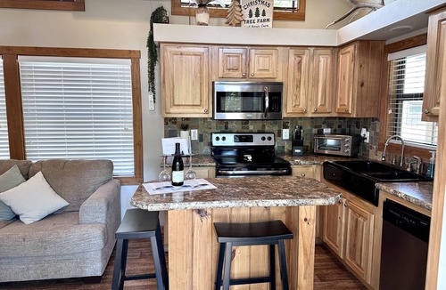 Lindale Cabin | Cozy cabin on the edge of the woods yet close to downtown Lindale.