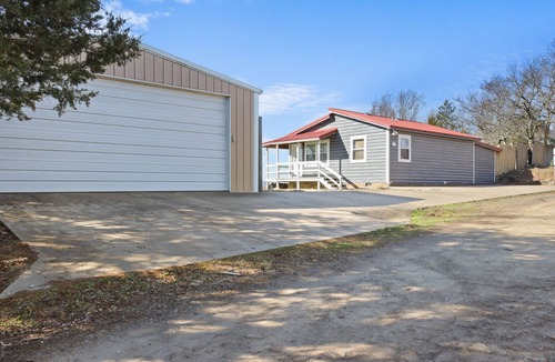 Summerfield Cabin | Cozy cabin overlooking Wister Lake