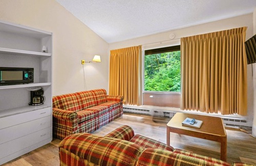 Stoneham Cabin | Cozy Cabin Vibes | 1BR White Mountain Getaway