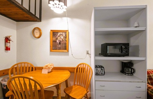 Stoneham Cabin | Cozy Cabin Vibes | 1BR White Mountain Getaway