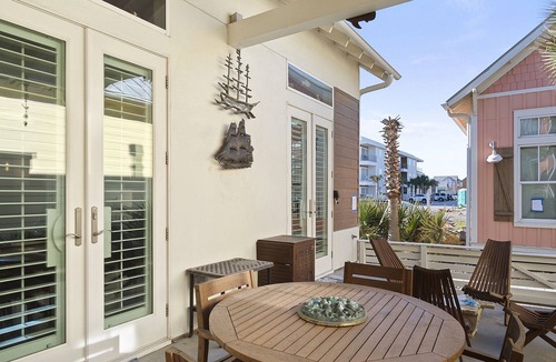 Port Aransas Cabin | Cozy cabin w. community pool + wet bar