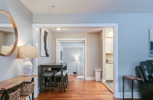 West Elmira House | Cozy Cape home located minutes from Hospitals and colleges.