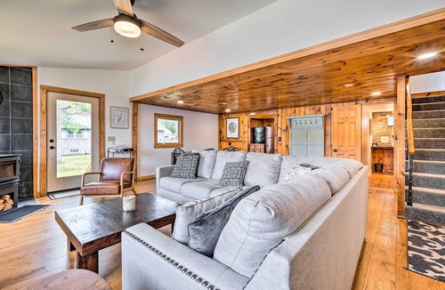 Hydeville Cabin | Cozy Castleton Cabin with Fire Pit + Water Access!