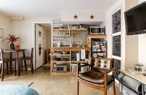 Kenilworth Apartment | Cozy Cave 5 minutes to DOWNTOWN with Garden and Mountain View’s
