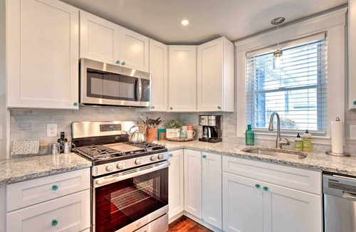 Narragansett Cottage | Cozy Coastal Cottage: 5 Mi to Narragansett Beach!