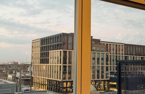 Deep Ellum Apartment | Cozy contemporary & chic Deep Ellum apartment in Dallas’s nightlife district