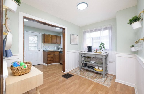 Elizabeth Park Valley House | Cozy, Convenient Getaway 3Bd2Ba dog-friendly home in wonderful Akron, OH