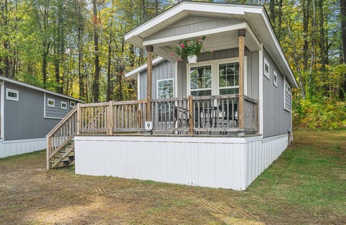 Queensbury Cottage | Cozy Cottage at Lake George Campsites!