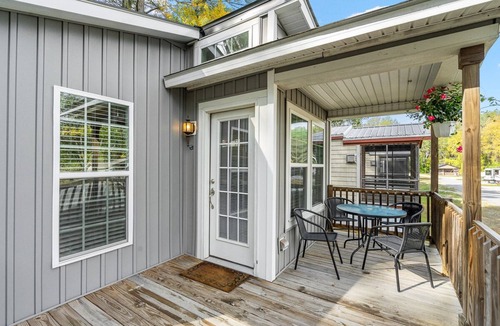 Queensbury Cottage | Cozy Cottage at Lake George Campsites!