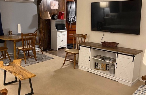 Branchton Cottage | Cozy cottage in Portersville close to Moraine & McConnells Mill State Parks