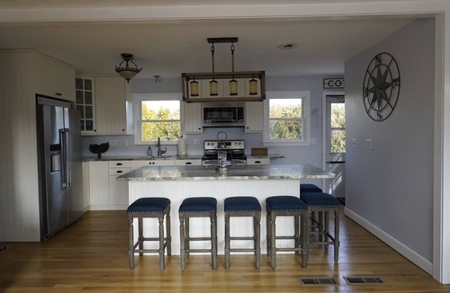 Snug Harbor House | Cozy Cottage In Quaint Village of Snug Harbor! CENTRAL A/C! Walk to Marinas!
