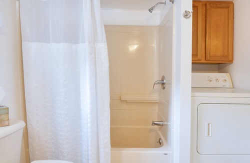 Farmington Cottage | Cozy Cottage on recreational trail. Close to Dining, Shops, and Ski Resorts.