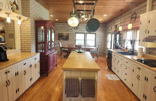 Hendersonville Cabin | Cozy Country Retreat with Fireplace, Covered Porch