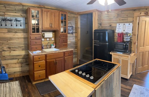 Swain Apartment | Cozy Couples Farmhouse Cottage- Minutes walk from Swain Ski Resort