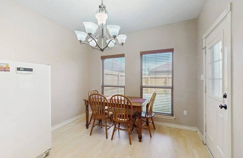 South Side House | Cozy dog-friendly home w fenced backyard & close to restaurants - steps to sand