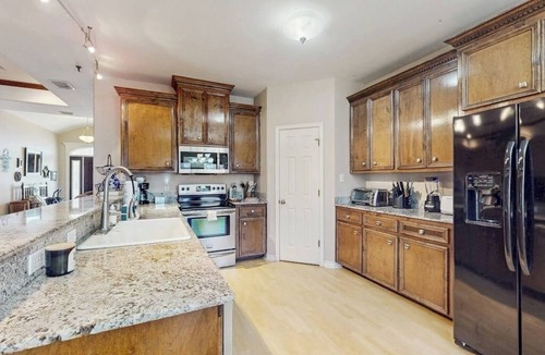 South Side House | Cozy dog-friendly home w fenced backyard & close to restaurants - steps to sand