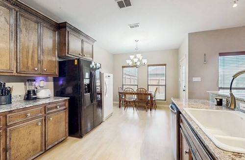 South Side House | Cozy dog-friendly home w fenced backyard & close to restaurants - steps to sand