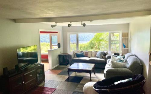 Moravia House | Cozy fall retreat with panoramic views & hot tub