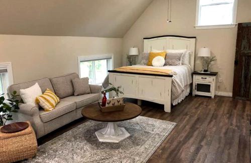 Siloam Springs House | Cozy Farmhouse Loft Retreat with Garage & Scenic Views in Siloam Springs, Arkansas