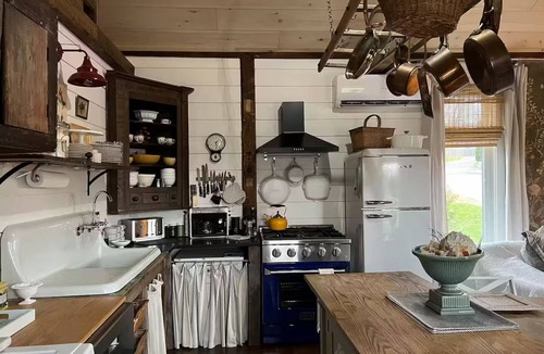 Coxsackie Cabin | Cozy French county, hot-tub & fireplace