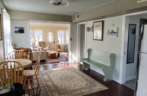 Racine Cottage | Cozy getaway. Peaceful. 5 min to Historic Harmony. Fireplace. Pet friendly.