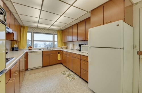Hillsdale House | Cozy Hillsdale Home ~ 1 Mi to Baw Beese Lake!