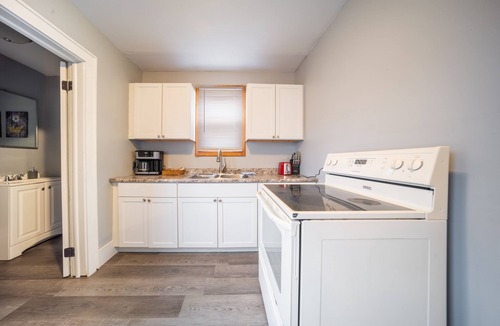 Barberton House | Cozy Home Close to Cuyahoga, Portage Lakes, University, and Hospital