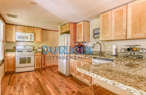 Narragansett House | Cozy Home, Lots of Light, Three Blocks from Beach
