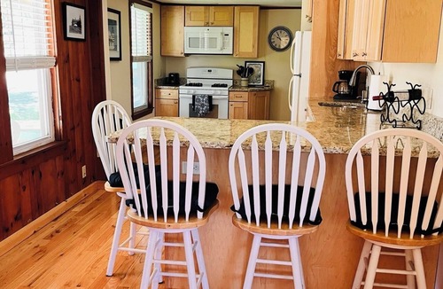 Narragansett House | Cozy Home, Lots of Light, Three Blocks from Beach