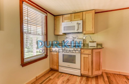Narragansett House | Cozy Home, Lots of Light, Three Blocks from Beach
