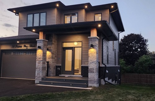Colborne House | Cozy Home with Deck, 4 Parking Spots near beaches