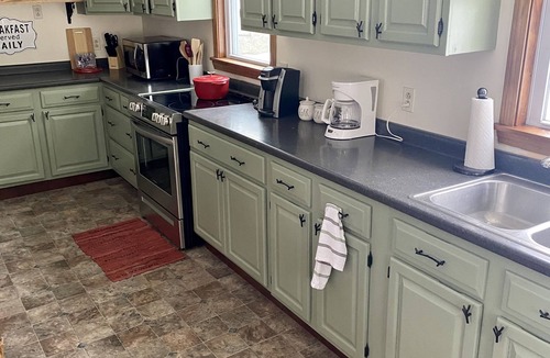 Hartford House | Cozy lake Cabin on Worthley Pond