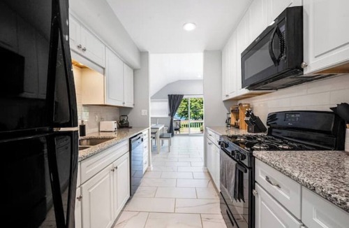 Wilson House | Cozy Lake Cottage on Niagara Wine trail with Hot tub. 35 mins to Niagara Falls!