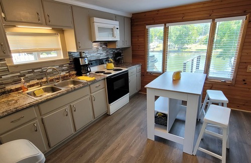 Homer House | Cozy Lakefront Cottage on Little York Lake