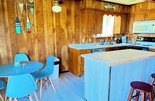Gun Barrel City House | Cozy lakefront 3-bedroom house with WiFi, AC, fireplace, huge backyard