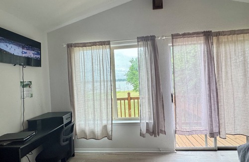 Gun Barrel City House | Cozy lakefront 3-bedroom house with WiFi, AC, fireplace, huge backyard