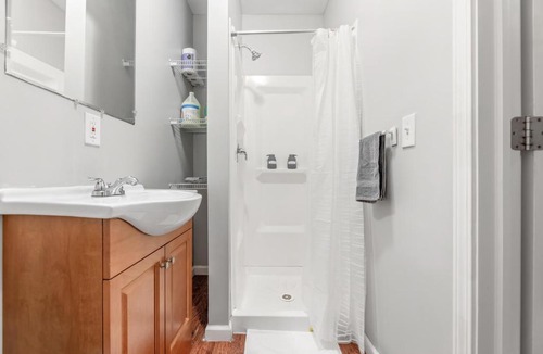 Little Italy Apartment | Cozy Little Italy Apt Fast Wifi Pet Friendly