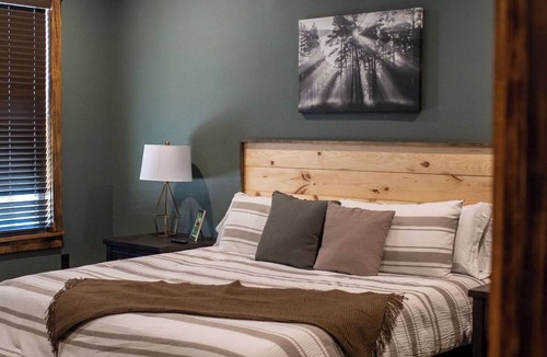 Simms Cabin | Cozy Lodge at Ward Creek Ranch close to interstate and wedding venues.