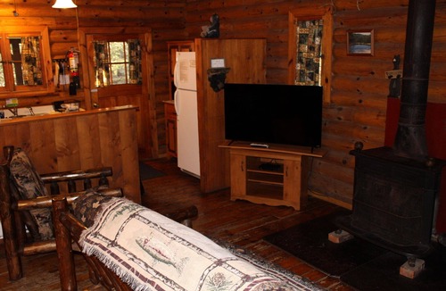 Clarington Cabin | Cozy Log Cabin in Cook Forest ~ Dog Friendly