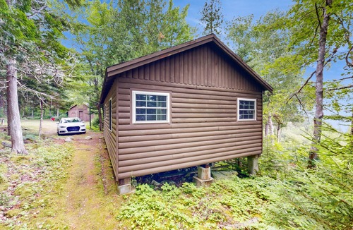 Northport Cabin | Cozy Log Cabin with Deck & Picnic Table & Gorgeous Views