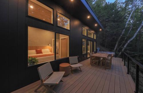 Sunday River Area Apartment | Cozy Luxury Cabin w Hot Tub, Fire Pit, King Bed