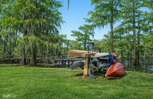 Uncertain House | Cozy Modern Cabin Kayaks & Dock Access