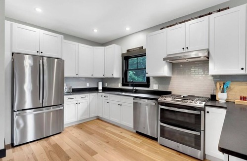 Bethel House | Cozy & Modern Ski Getaway Hot Tub Near Sunday River & Mt Abram-Sleeps 16+