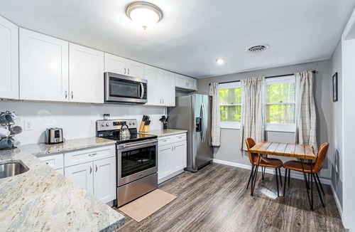 Berkeley Springs Cabin | Cozy & Modern w/Hot Tub, Fire Pit, Grill & Pond