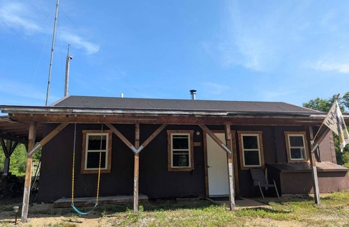 Hartford Cabin | Cozy off grid cabin in the wood