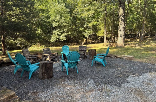 Pettit Cabin | Cozy Pettit Bay/Lake Tenkiller pet friendly cabin. Hunters & Fishermen welcome.